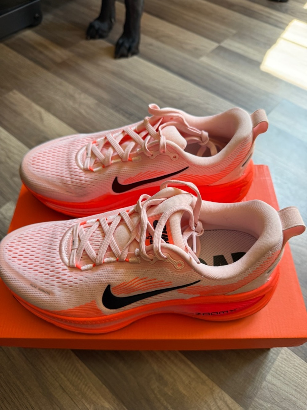 Nike Vomero 18 Women's 9.5 Running Shoes Orange/Pink